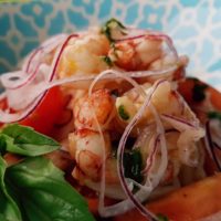 Catalana di gamberi con cipolla di Tropea e salsa al basilico