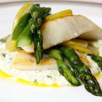 Filetto di branzino con asparagi e nocciole
